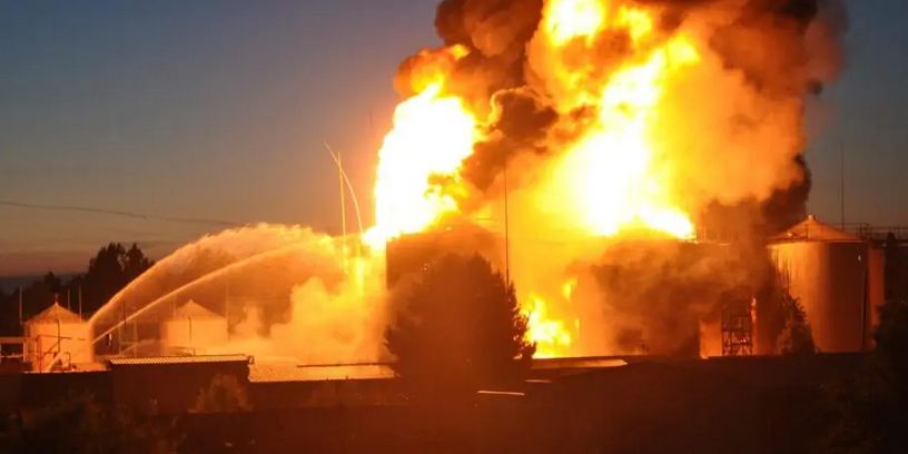 Горить найбільший НПЗ півночі Росії після нічної атаки дронів